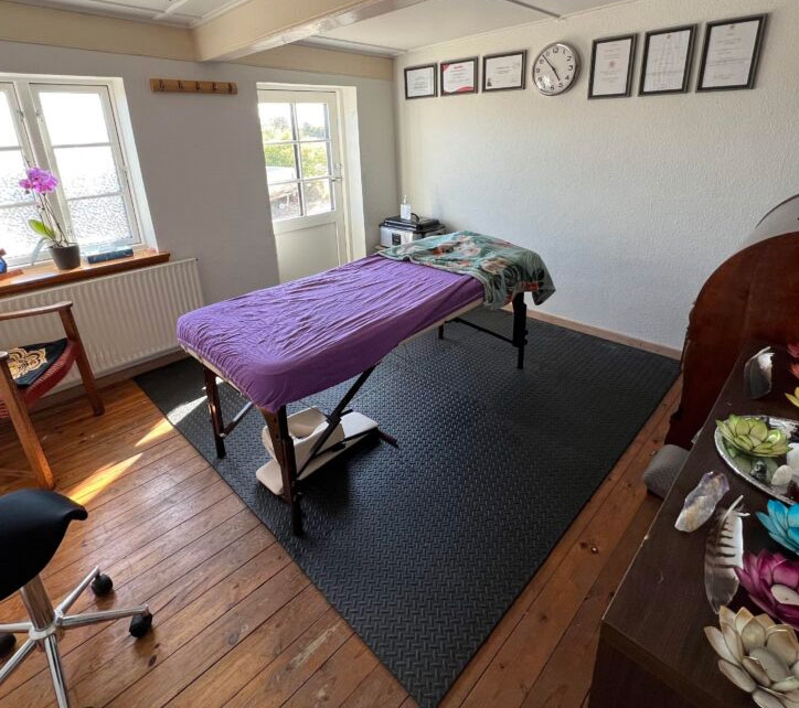 Behandlingsrum til kropsterapi hos MerLe på Sydfyn med massagebriks i rolige og trygge omgivelser